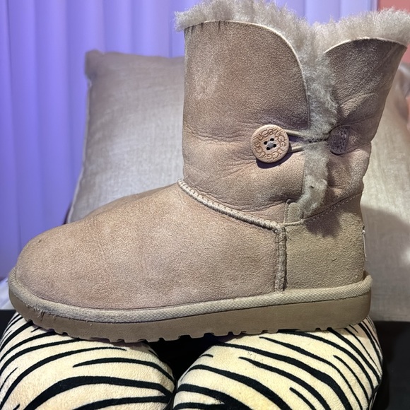 Girls UGG Bailey Button Boots Big Kids Size 4.  Tan color - Picture 2 of 9